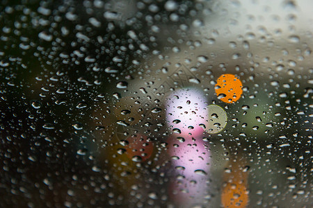 玻璃雨天的水滴图片