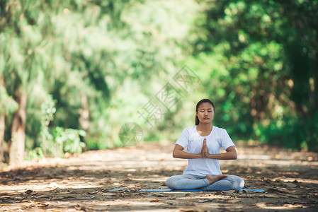 早上在公园做瑜伽的年轻亚洲女人图片