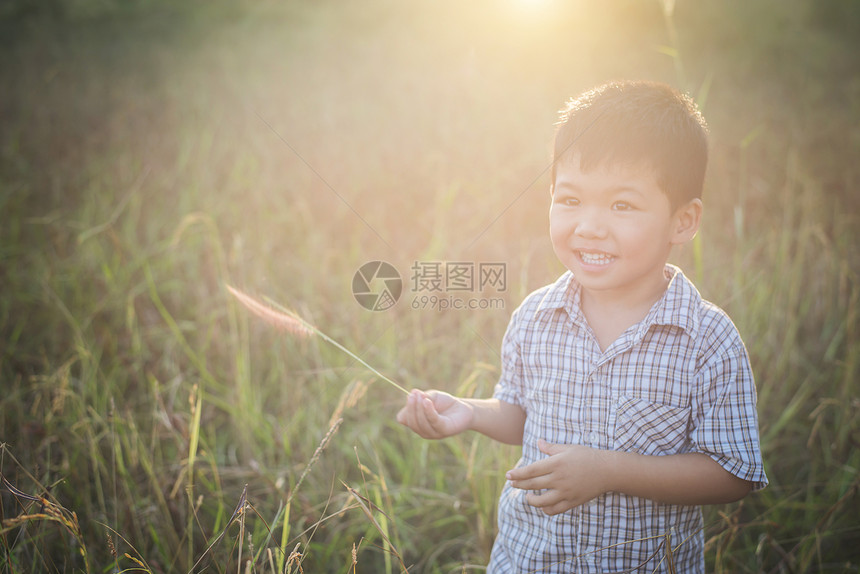快乐的亚洲小男孩在户外玩耍图片