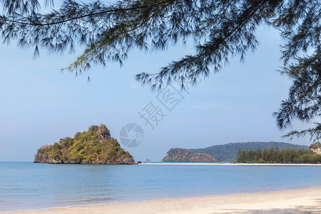 泰国Krabi海边AoNang海滩的热带海滩景图片