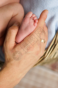 父亲的手握着新生婴儿图片