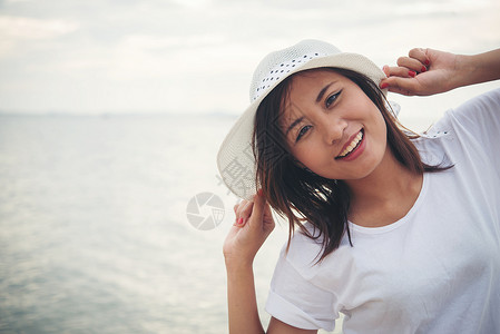 年轻美女在沙滩上享受快乐女人的生活方式概念图片