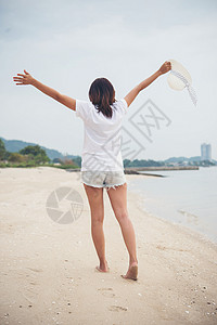年轻女子赤脚在海滩图片