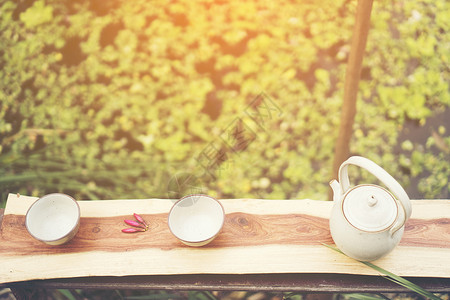 陶瓷粘土咖啡杯和茶陶瓷壶图片