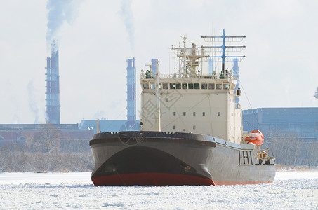 破冰船停泊在港口它是一艘强大的船图片