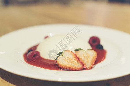 咖啡馆里的草莓芝士蛋糕图片