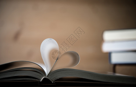 一本书的页数形成心脏的形状图片