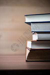 木桌上的一摞书教育理念图片