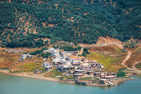 Sfendili是一个废弃的沉没村庄图片