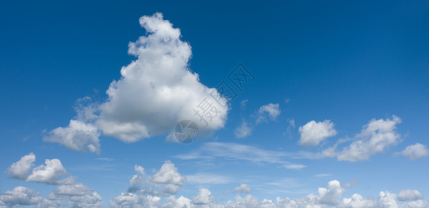 全景白云在蓝天上飞翔清空而不图片