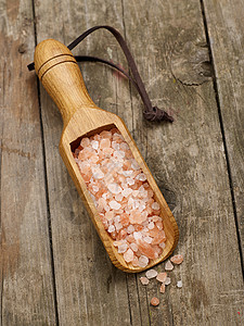 木头上的喜马拉雅盐背景图片