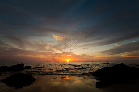 泰国热带岛屿KohKradan的美丽夕阳风景在日落珊瑚礁海滩上登图片
