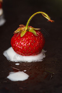 酸奶中的草莓暗黑背图片