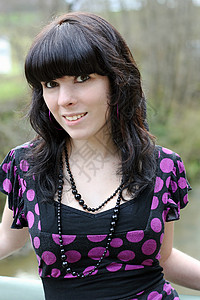 一个穿着黑紫色衬衫的漂亮年轻女人背景图片