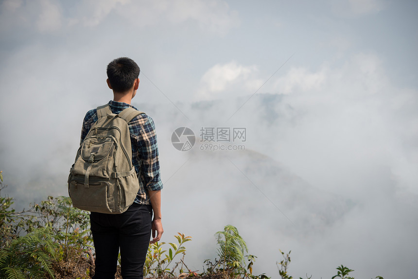 用背包爬山享受大自然的景色图片