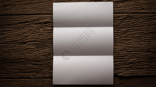 木桌上的白色空白纸记事本图片