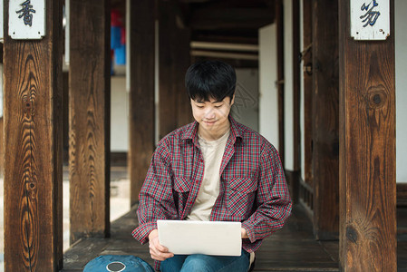 年轻男子在韩国旅行图片