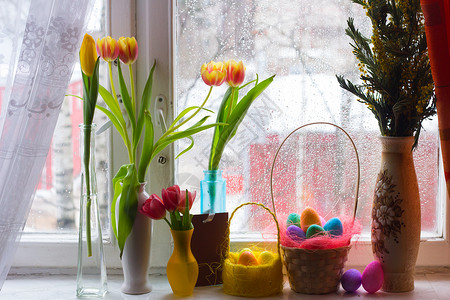 花瓶里的郁金香花束和篮子里的彩蛋郁金香和彩蛋图片