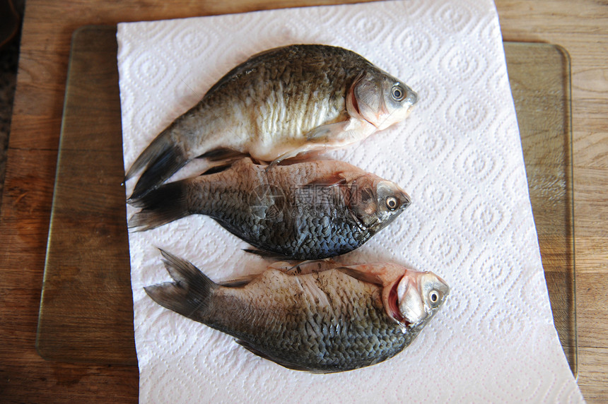 切板上的整条生鲜鱼烹饪过程图片