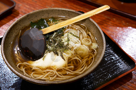日本的拉门国产食品与大家都知道的面条相似由铁屑粉海藻和来自骨头的煮汤混合背景图片