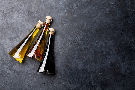 橄榄油和醋瓶子您食谱空间的顶端视图片