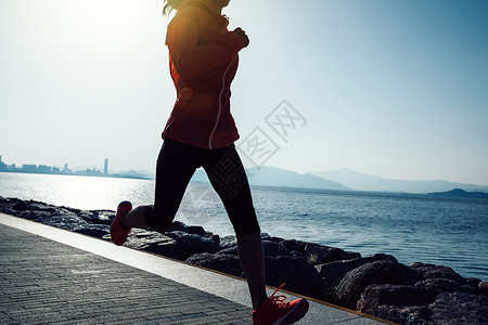 在日出海边奔跑的体育运动图片