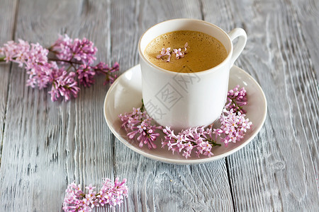 静物与一杯咖啡和春天的百合花图片