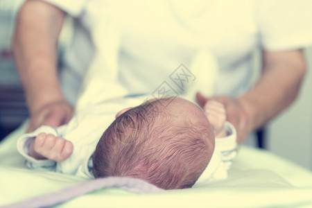 紧关抱着老人手的新生婴儿图片