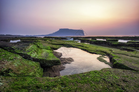 在韩国南部济州岛的光地海滩上清山日出图片