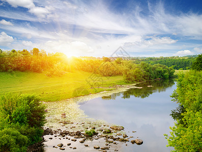 阳光下河流的风景图片