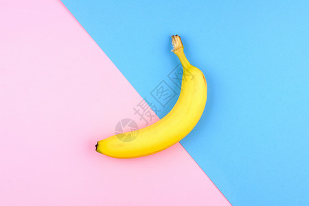 粉色和蓝色背景的单黄色香蕉顶级观图片