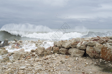 暴风海和岩石上的冲击波黑海保图片