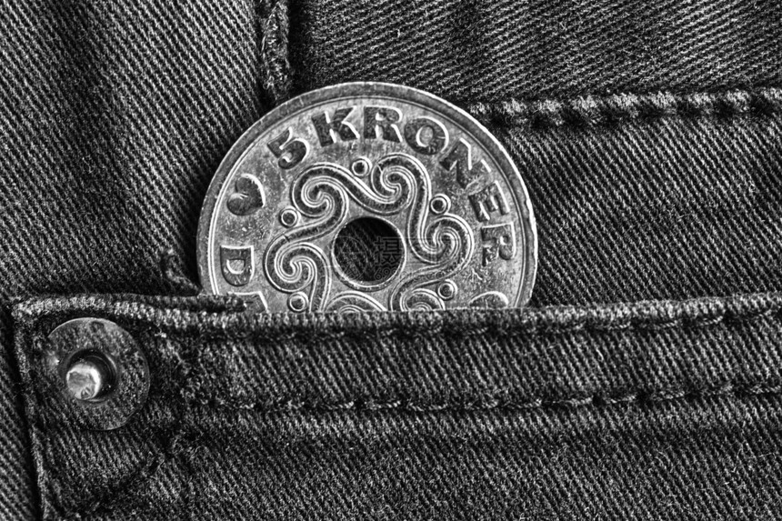 丹麦硬币面值在灰色牛仔裤口袋中为5克图片