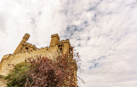西班牙纳瓦雷的奥利岩城堡和云雾令人印图片