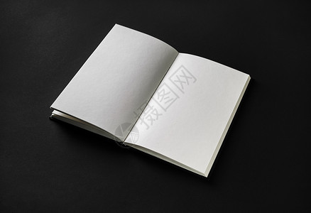 书本笔记本或印有黑纸背景空图片
