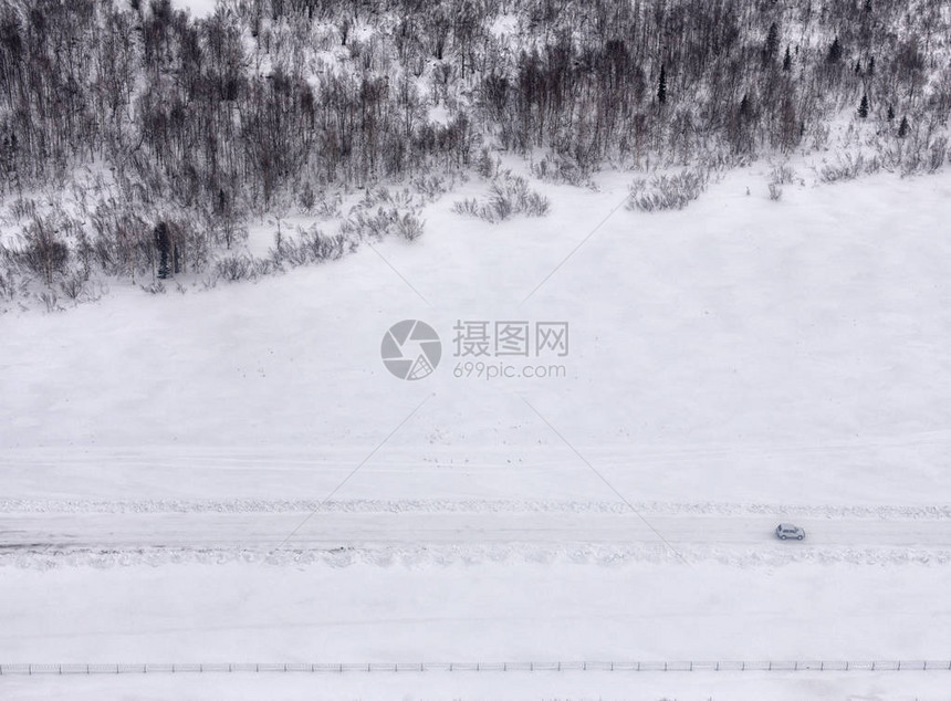 雪路上孤独的汽车图片