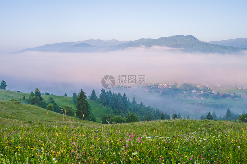 山谷中的晨雾夏季山景图片