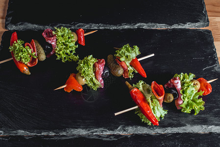 西班牙零食带香肠的斑纹条摘橄榄泡菜绿图片