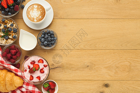 法式硬皮羊角面包麦片酸奶甜浆果和热咖啡图片