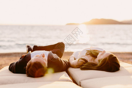 一对情侣在日落的海滩图片