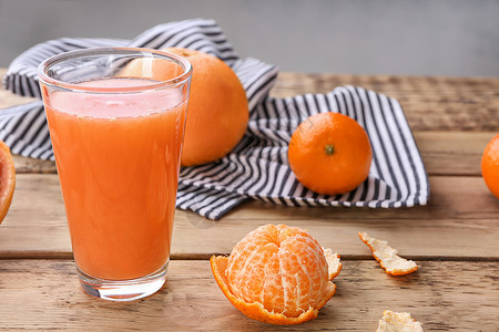 杯子上装着美味的柑橘图片