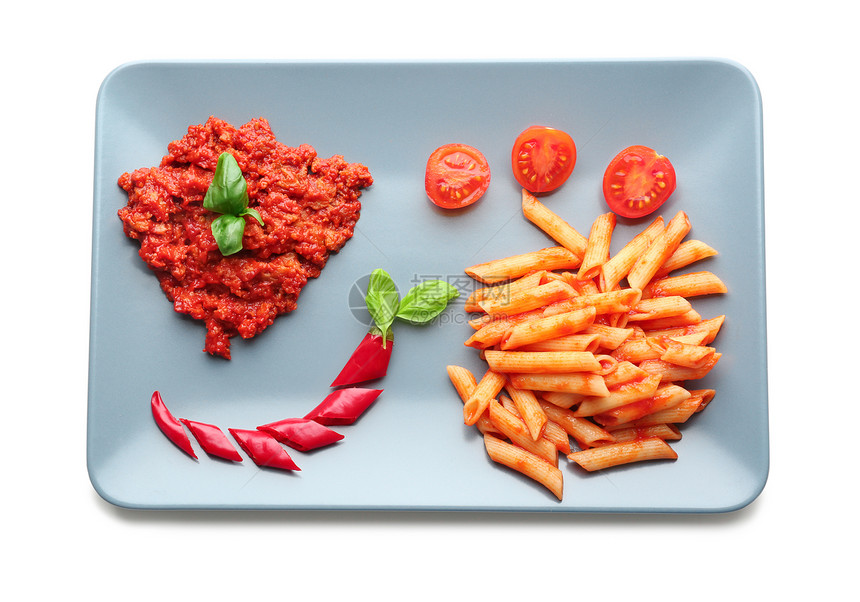 一盘美味的意大利面配番茄酱在白色背景上图片