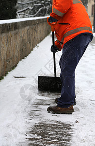 工人在冬季下雪后从冰冻的图片