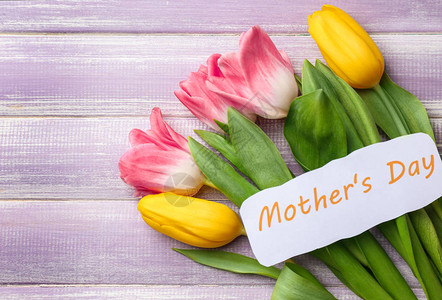 为母亲节制作的美丽的郁金香和手工卡片图片