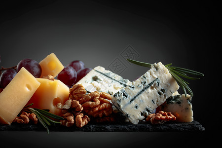 各种奶酪葡萄和核桃图片