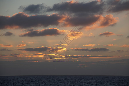 太阳升起的光芒海浪图片
