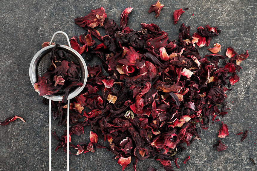 堆满干燥的hibiscus茶和图片