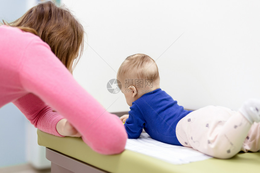 婴儿和母亲在换桌玩耍图片
