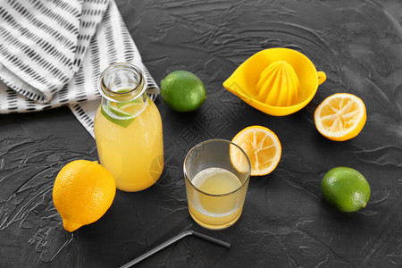 灰色背景中鲜榨柑橘汁的玻璃器皿图片