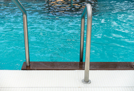 不锈钢栏杆和柚木台阶进入豪华游泳池图片